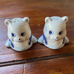 Cute vintage bears salt & pepper shakers. Never used. In perfect condition.